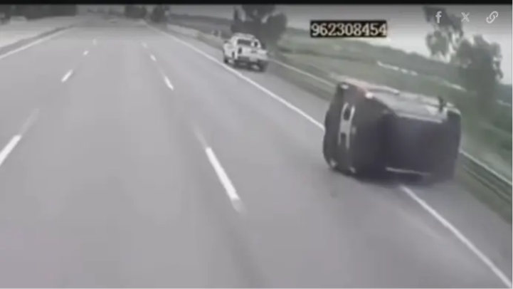 Ô tô bị lật giữa cao tốc vì tránh xe chuyển làn